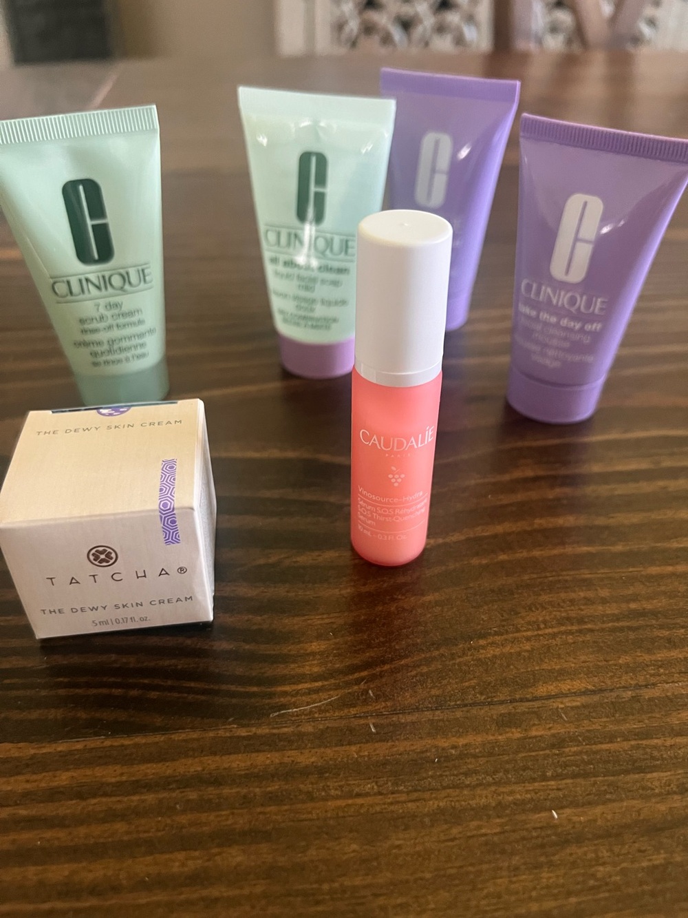 CLINQUE*TATCHA*CAUDALIE
Travel sizes LOT of 6 products